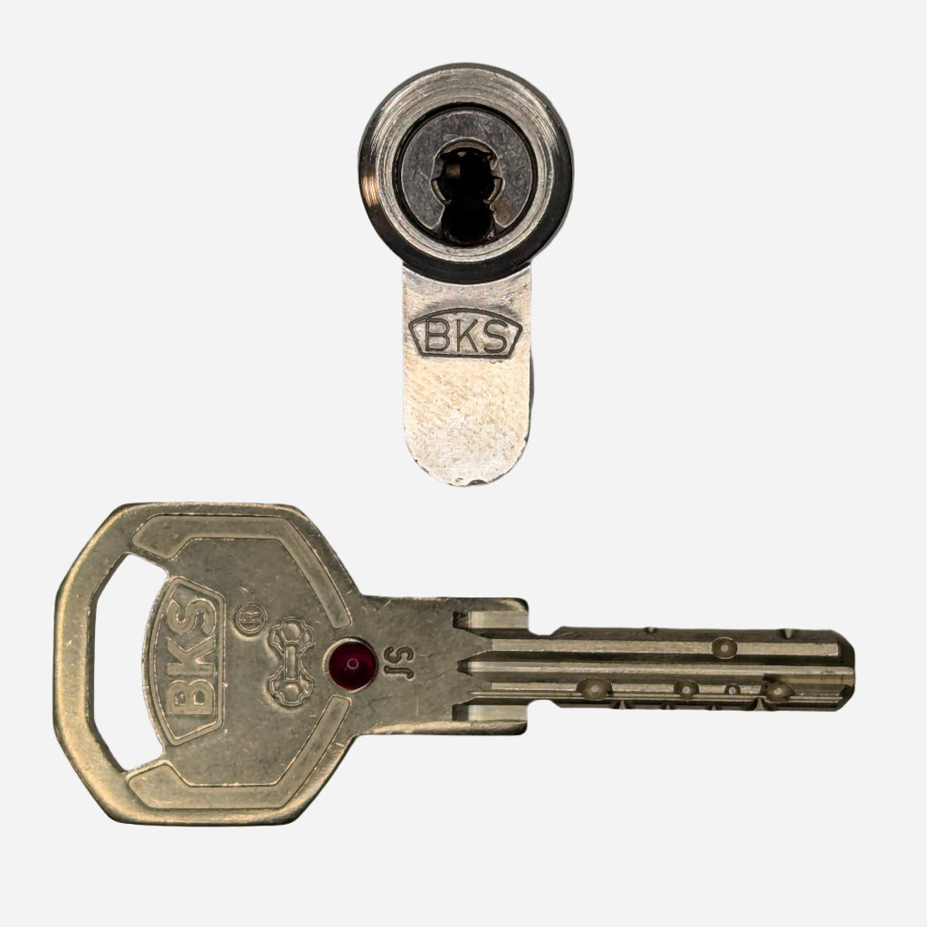 BKS Janus Half-Euro w. Key - Red Belt